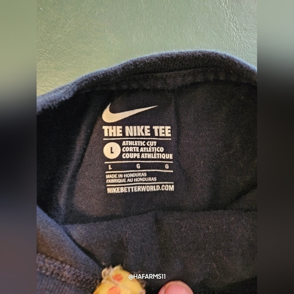 Outfit for Girls - Levi Jeans and Nike T-shirt - Picture 3 of 11